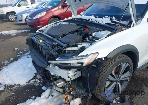 2025 Volvo V60 Cross Country Plus, B5 Awd Gas (Mild Hybrid) z USA, uszkodzony, nr VIN YV4L12WK2S2149836